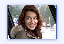 Нина Обулова учит мужчин летать на вертолете видеосюжет для ТВ обучение пилота любителя